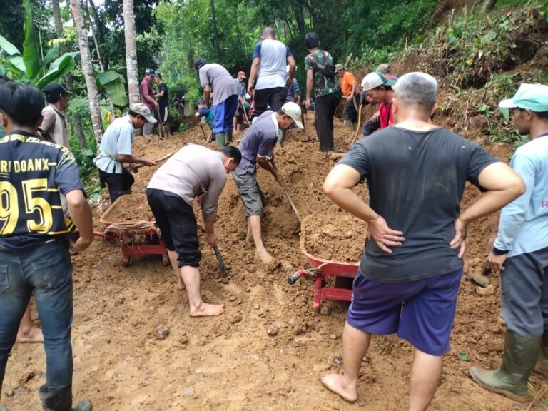 Polsek Cikoneng Gerak Cepat Bantu Evakuasi Material Longsor di Desa Budiasih Sindangkasih