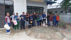 Kegiatan gotong royongPenyemenan lantai kiri dan kanan gedung nasional