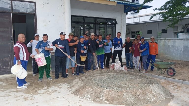 Kegiatan gotong royongPenyemenan lantai kiri dan kanan gedung nasional