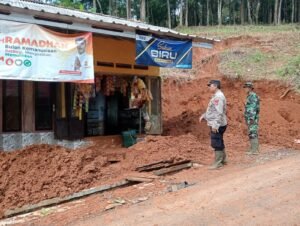 Polsek Sukadana Gerak Cepat Tangani Longsor Tebing Jalan Kabupaten di Desa Bunter