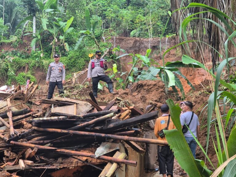 Polsek Cihaurbeuti Polres Ciamis Gerak Cepat Tangani Bencana Longsor di Desa Sukamaju