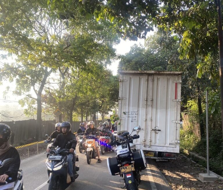 Truk Mogok Picu Kemacetan Parah di TPA Pasir Bajing Leles, Polisi Sigap Lakukan Evakuasi dan Pengaturan Lalu Lintas