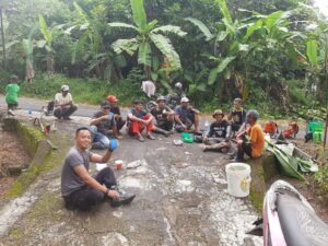 Polsek Cijeungjing Polres Ciamis Bareng Warga Kerja Bakti Bersihkan Lingkungan Cisihung