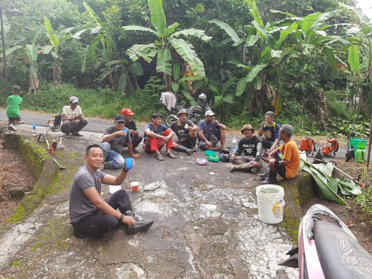Polsek Cijeungjing Polres Ciamis Bareng Warga Kerja Bakti Bersihkan Lingkungan Cisihung