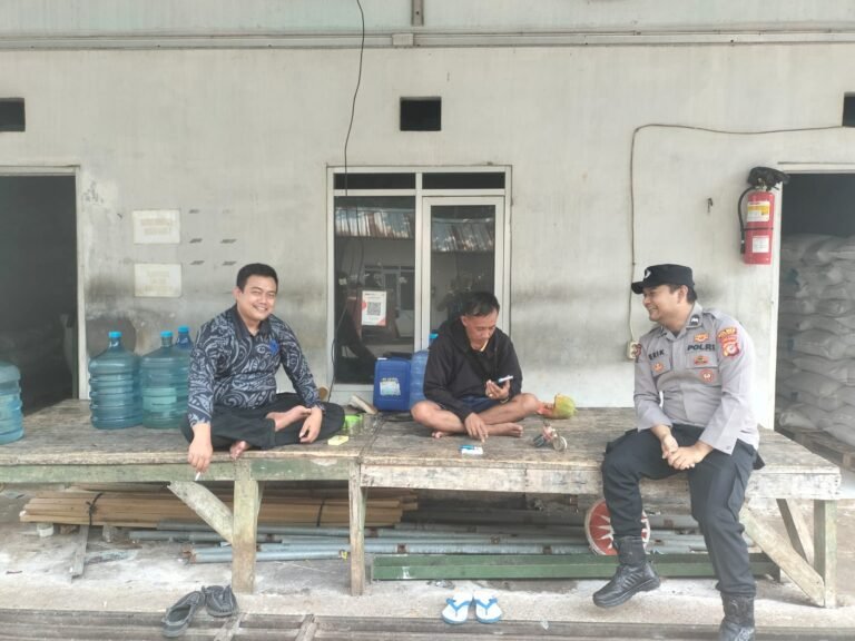 Tingkatkan Sinergitas, Polsek Sukadana Polres Ciamis Koorkom Kamtibmas Bareng Warga Desa Salakaria