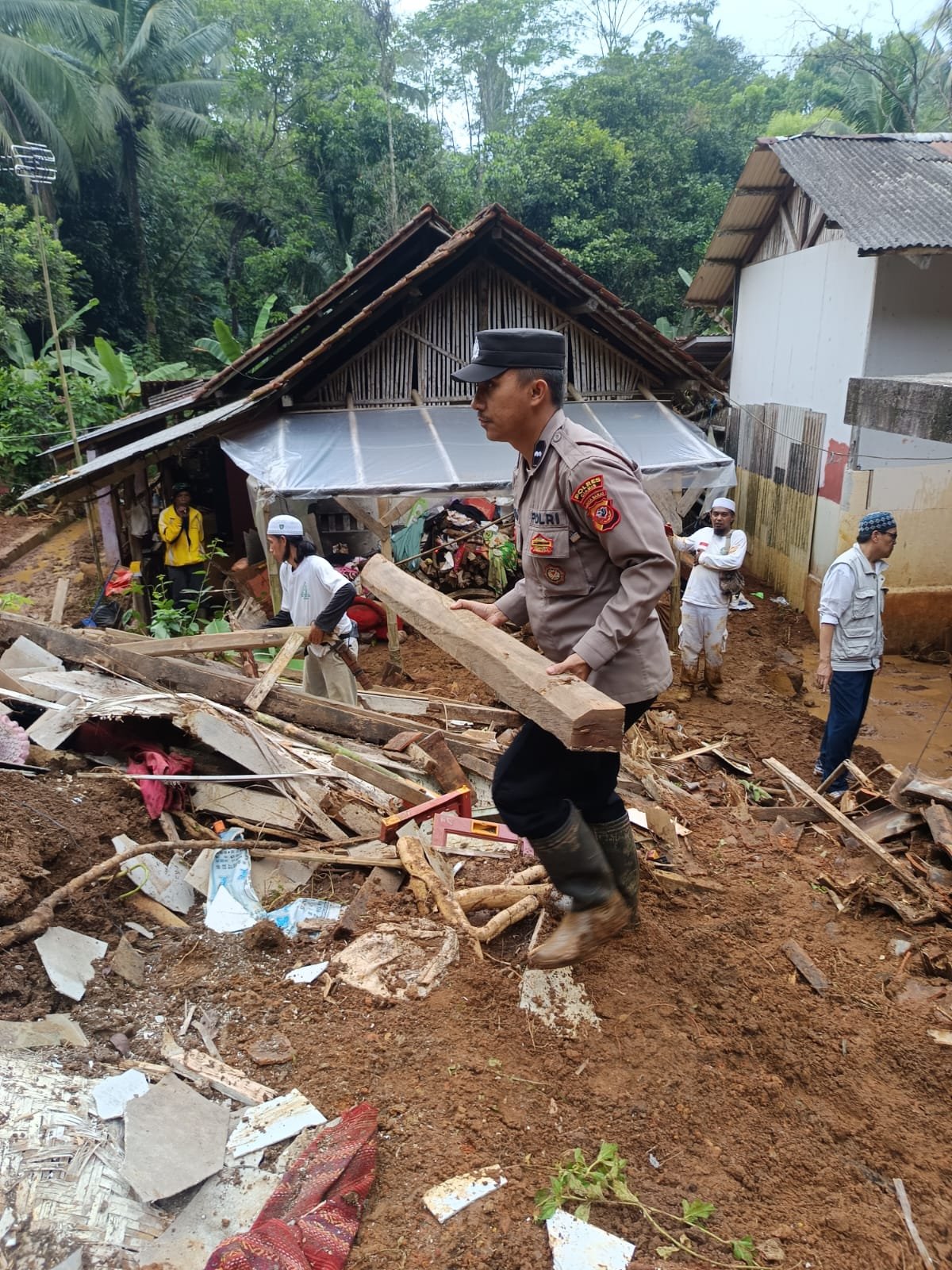 Polsek Cihaurbeuti Gotong Royong Bareng Warga dan Relawan Pasca Bencana Longsor di Desa Sukamaju