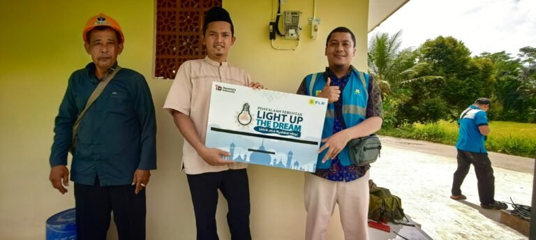 PLN Tasikmalaya Hadirkan Bantuan Pemasangan KWH Meter Melalui Program LUTD di Hari Buruh