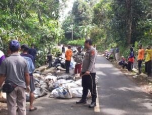 Polri Terus Dekat dengan Warga, Polsek Sukadana Monitoring Kerja Bakti Bersih Lingkungan untuk Cegah Bencana