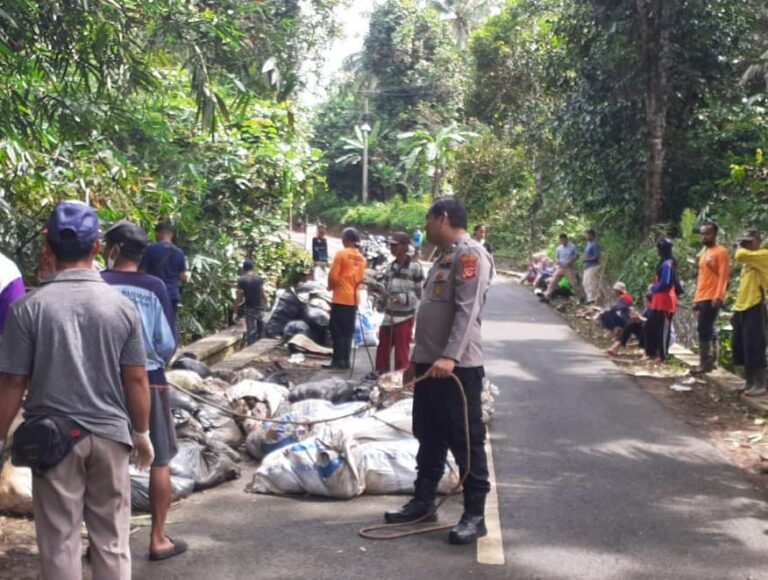 Polri Terus Dekat dengan Warga, Polsek Sukadana Monitoring Kerja Bakti Bersih Lingkungan untuk Cegah Bencana