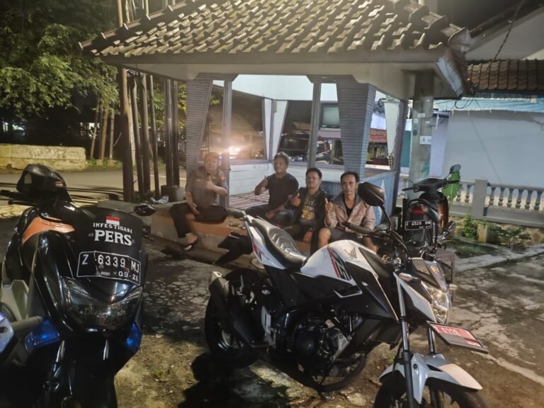 Tingkatkan Budaya Jaga Wilayah di Malam Hari, Polsek Cijeungjing Patroli Hingga ke Poskamling