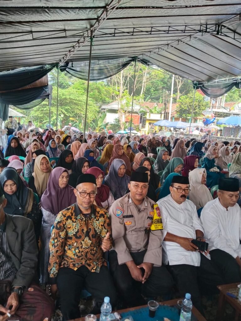 Polsek Kawali Polres Ciamis Hadiri Pengajian Bulanan di Tingkat Desa Awiluar Lumbung