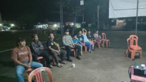 Polsek Sukadana Siaga Amankan Nobar Persib di Halaman Kantor Kecamatan