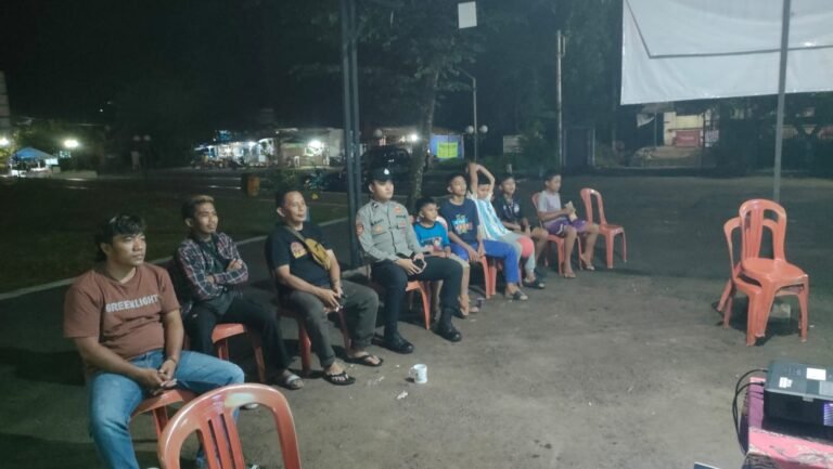Polsek Sukadana Siaga Amankan Nobar Persib di Halaman Kantor Kecamatan