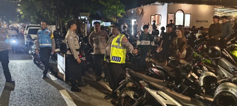 Polsek Ciamis Patroli Kamtibmas ke Lokasi Nobar Persib di Pusat Kota Kabupaten Ciamis