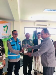 Polsek Cikoneng Polres Ciamis Monitoring Jalan Santai di Acara Muscab Persis di Desa Kujang