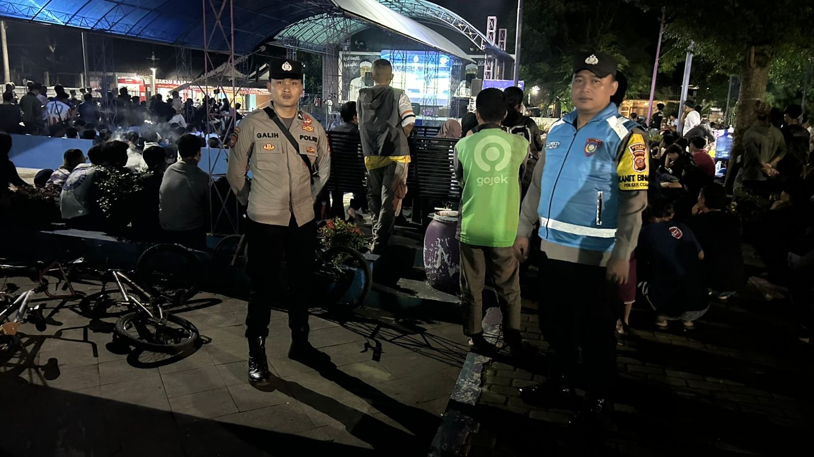 Polsek Cisaga Kawal Nonton Bareng Karang Taruna Guna Antisipasi Gangguan Kamtibmas dan Jaga Kondusifitas Wilayah