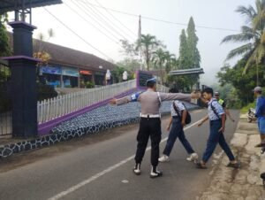 Polsek Sukadana Laksanakan Gatur Pagi Demi Kelancaran dan Keselamatan Pengguna Jalan