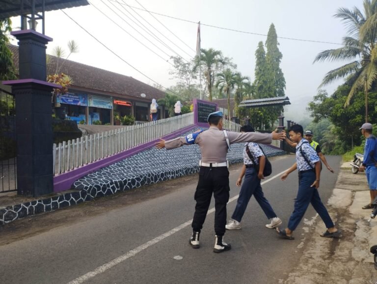 Polsek Sukadana Laksanakan Gatur Pagi Demi Kelancaran dan Keselamatan Pengguna Jalan