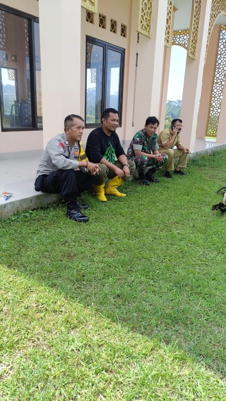 Perkuat Sinergitas, Polsek Cipaku Polres Ciamis Datangi Tokoh Masyarakat di Jalatrang