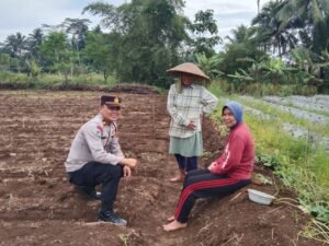 Perkuat Sinergitas, Polsek Cikoneng Datangi KWT Desa Koorkom Kamtibmas dan HanPangan