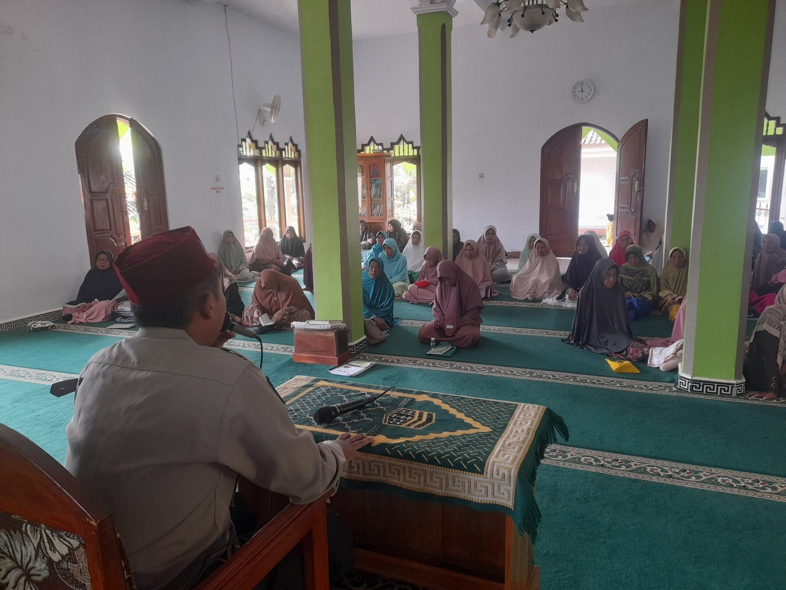 Soliditas Polri dan Elemen Masyarakat, Polsek Rajadesa Polres Ciamis Binluh di Acara Keagamaan