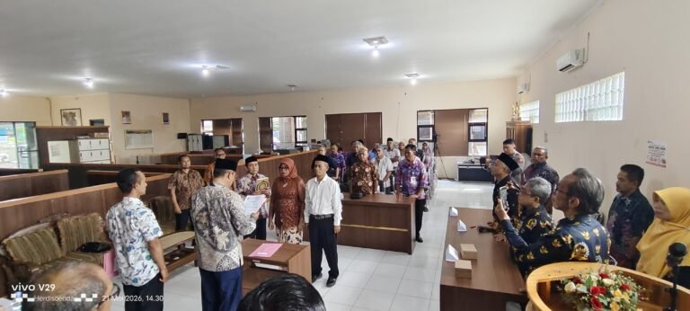 Sinergitas Polri-Pemerintah, Polsek Cijeungjing Hadir dan Amankan Pelantikan BPD Handap Herang