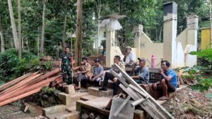 Polsek Cijeungjing Polres Ciamis Bareng Warga Kerja Bakti Perbaiki Atap Satkamling