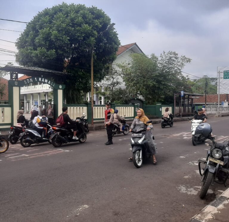 Polsek Kawali Intensifkan Strong Point Pagi, Polisi Hadir Bantu Kelancaran Aktivitas Masyarakat