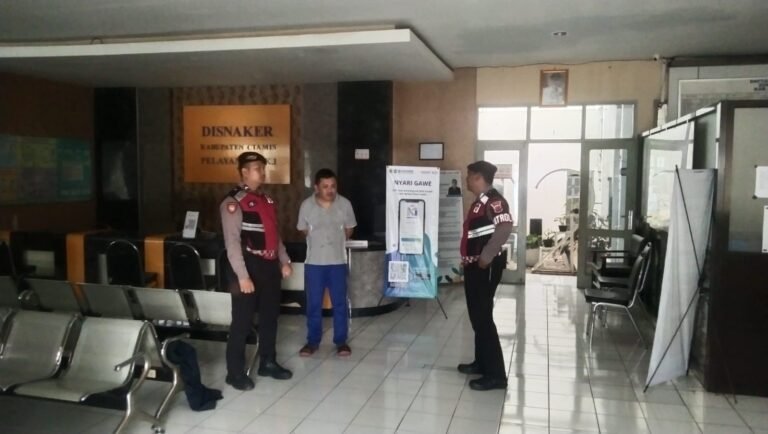 Sat Samapta Polres Ciamis Laksanakan Patroli Dialogis di Kantor Disnaker Guna Mengantisipasi Tindak Kriminalitas dan Premanisme