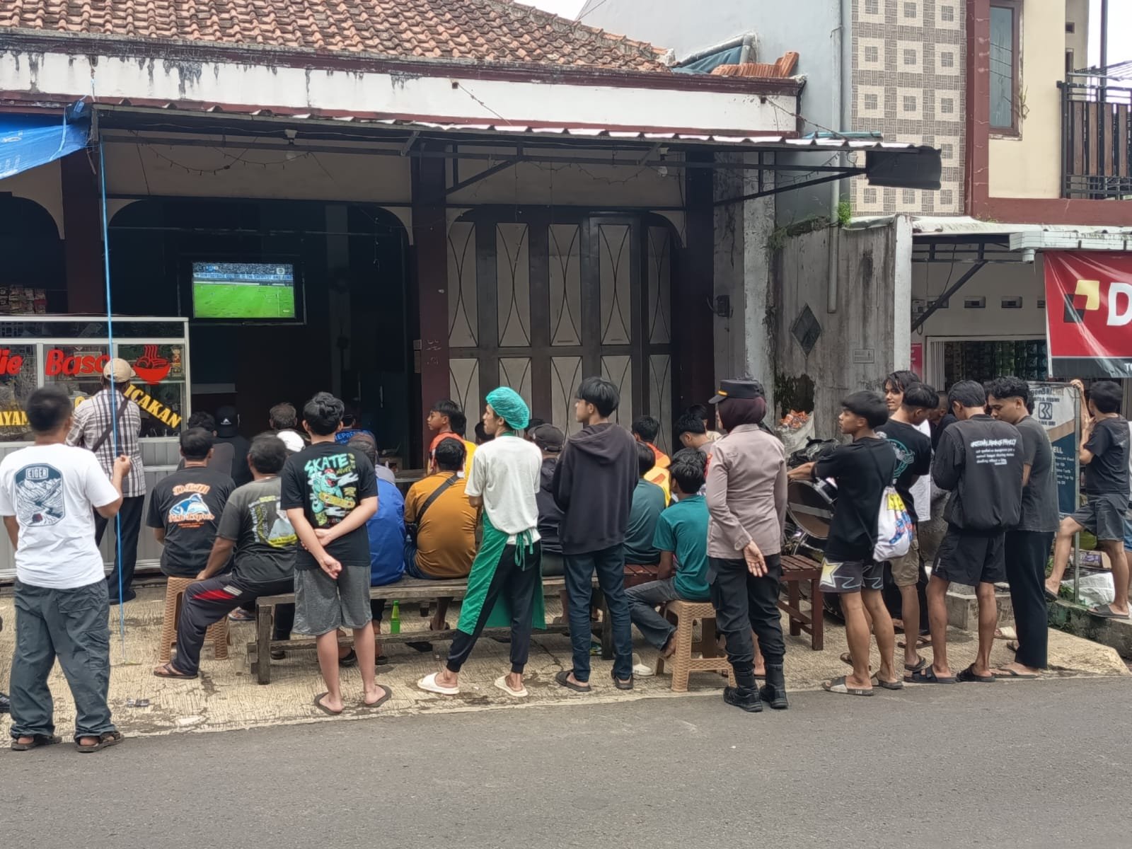 Polsek Kawali Patroli Kamtibmas ke Lokasi Nobar Persib di Wilayah Kecamatan Lumbung dan Jatinagara