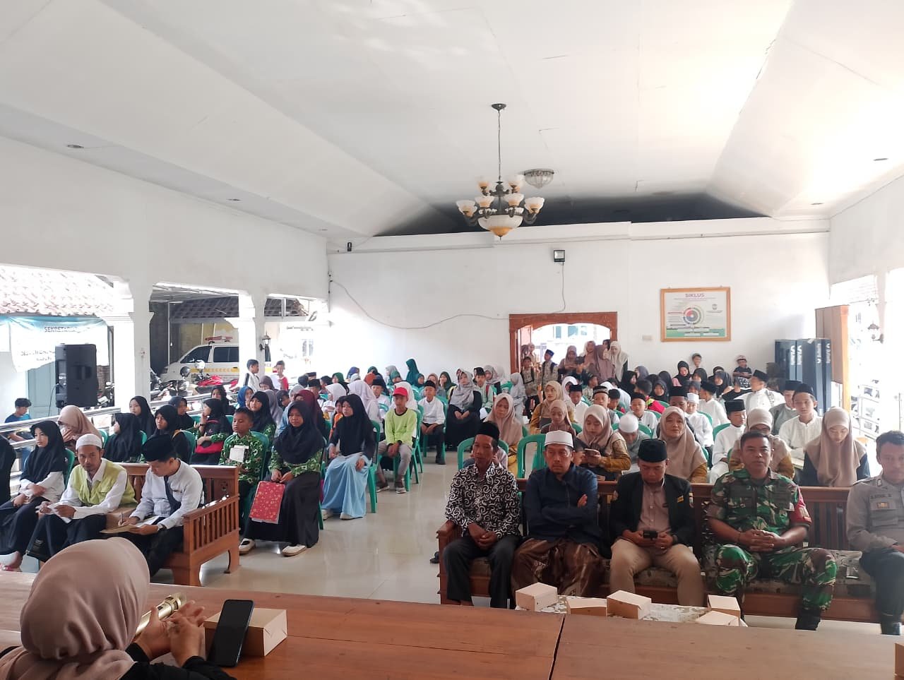 Polsek Cikoneng Bersiaga Pantau dan Amankan Pekan Olah Raga Santri Antar Diniyah di Cikoneng