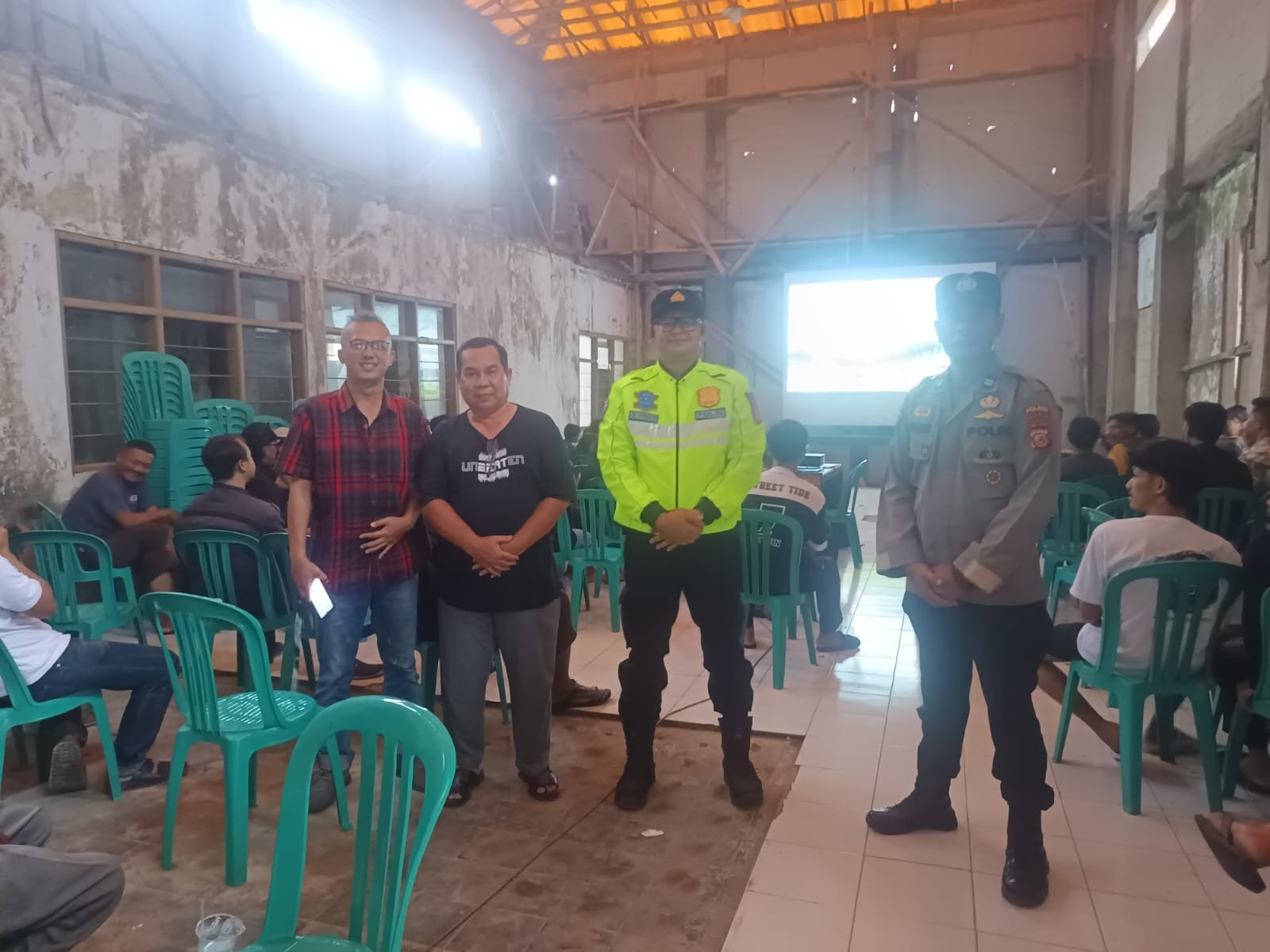 Polsek Cihaurbeuti Patroli Kamtibmas ke Lokasi Nobar Persib di Wilayah Kecamatan Cihaurbeuti