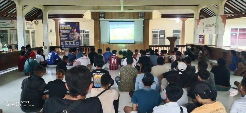 Polsek Pamarican Siaga Amankan Nobar Persib Warga di Aula Kantor Neglasari