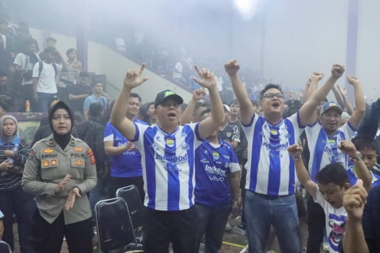 Polres Ciamis Kawal Ribuan Suporter saat Nobar dan Memimpin Langsung Konvoi Kemenangan Persib Bandung