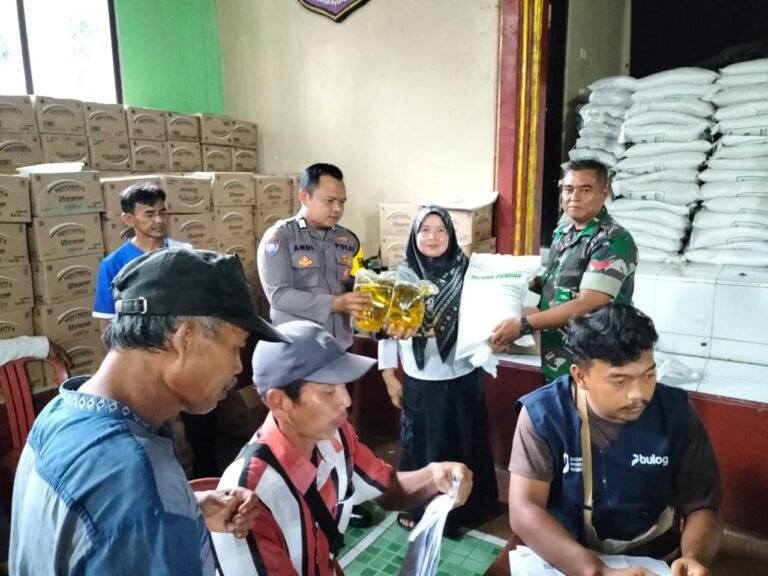 Polsek Panawangan Polres Ciamis Awasi Distribusi Bapanas Beras dan Minyak Goreng ke Warga Jagabaya