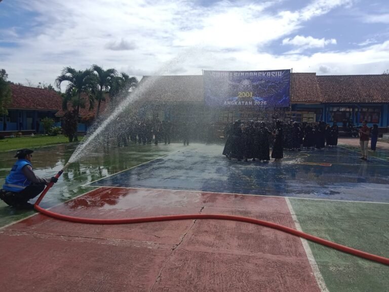 Polsek Cikoneng Hadiri Kegiatan Foto Angkatan Siswa SMP Negeri 1 Sindangkasih Tahun 2026