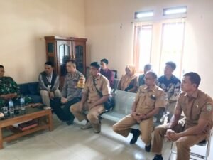 Polsek Cihaurbeuti Koorkom Kamtibmas Bersama Panitia Pilkades PAW di Desa Pasirtamiang