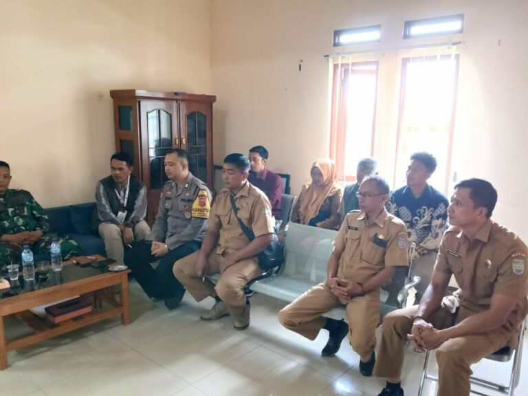 Polsek Cihaurbeuti Koorkom Kamtibmas Bersama Panitia Pilkades PAW di Desa Pasirtamiang