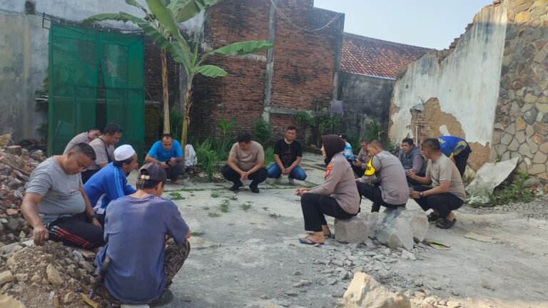 Berbagi di Hari Raya Idul Adha, Polsek Kawali Berkuban 2 Ekor Kambing dan Salurkan Daging Kurban ke Masyarakat