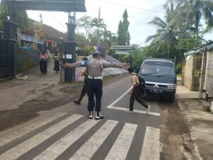 Polsek Sukadana Perkuat Pelayanan Pagi Hari, Pengaturan Lalu Lintas di Depan SMPN 1 Sukadana Jamin Keselamatan Pelajar