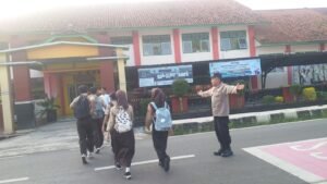 Polsek Lakbok Perkuat Pelayanan Pagi Hari, Pengaturan Lalu Lintas di Depan SMPN 1 Lakbok Jamin Keselamatan Pelajar