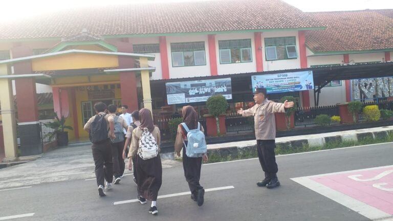 Polsek Lakbok Perkuat Pelayanan Pagi Hari, Pengaturan Lalu Lintas di Depan SMPN 1 Lakbok Jamin Keselamatan Pelajar
