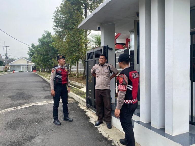 Patroli Dialogis Sat Samapta Polres Ciamis Tingkatkan Pengamanan Permukiman dan Ciptakan Rasa Aman bagi Warga