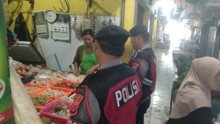 Patroli Sat Samapta Polres Ciamis Pastikan Stabilitas Harga dan Ketersediaan Bahan Pokok di Pasar Imbanagara Tetap Aman