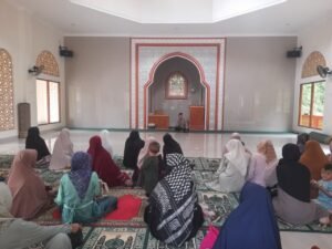 Soliditas Polri dan Masyarakat, Polsek Rajadesa Polres Ciamis Binluh di Acara Keagamaan di Cicungging
