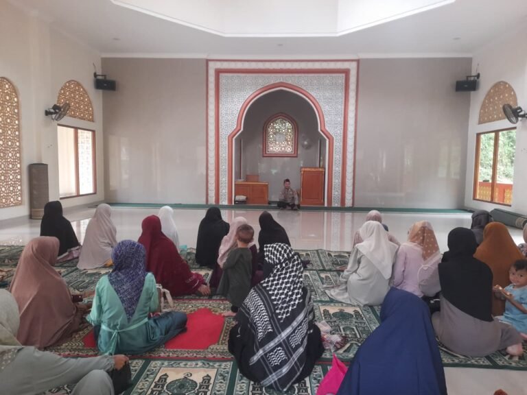 Soliditas Polri dan Masyarakat, Polsek Rajadesa Polres Ciamis Binluh di Acara Keagamaan di Cicungging