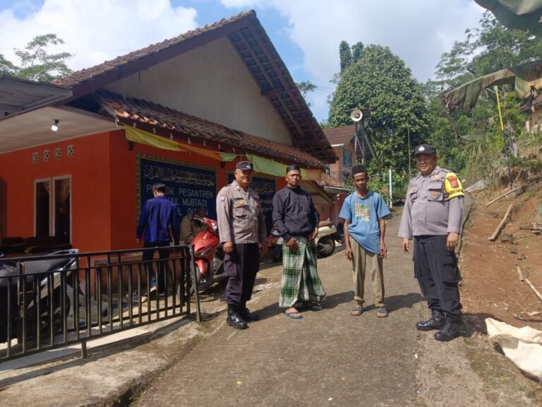Polri Peduli, Polsek Kawali Takziah ke Rumah Duka Tokoh Agama di Desa Citereup