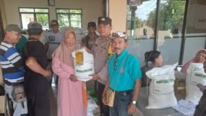 Polsek Cisaga Polres Ciamis Awasi Distribusi Bantuan Pangan ke Warga Bangunharja