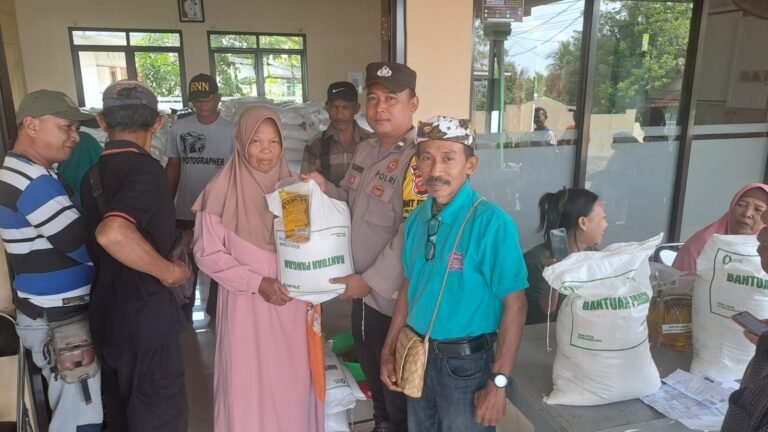 Polsek Cisaga Polres Ciamis Awasi Distribusi Bantuan Pangan ke Warga Bangunharja