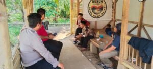 Perkuat Sinergitas, Polsek Cihaurbeuti Polres Ciamis Koorkom Kamtibmas ke Warga Cikole Wetan